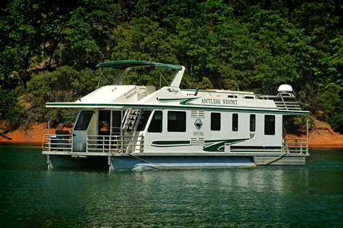 House boat on Lake Shasta